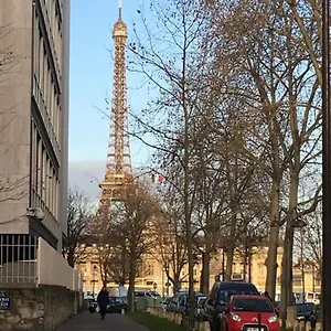  Appartement Pour Deux Face A La Tour Eiffel France